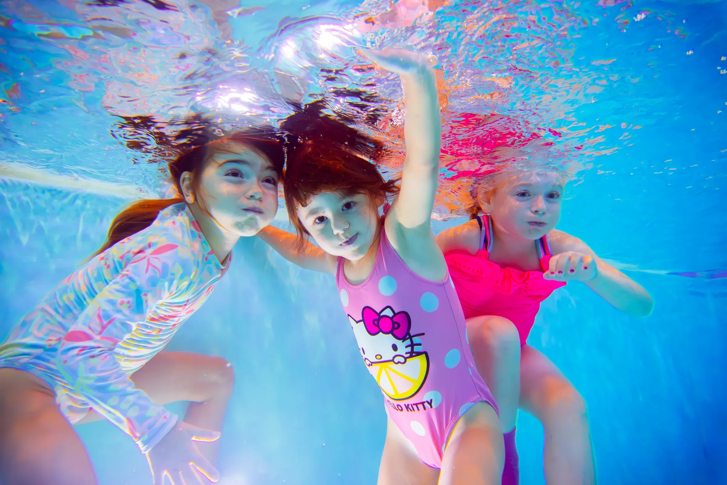 Kinder schwimmen selbstbewusst unter Wasser